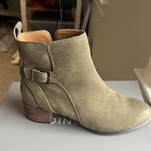 Vionic  Size 9.5 M Sienna green